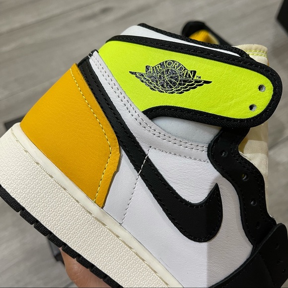 Air Jordan 1 Retro High “Volt” OG Men's 11.5 - Picture 2 of 8